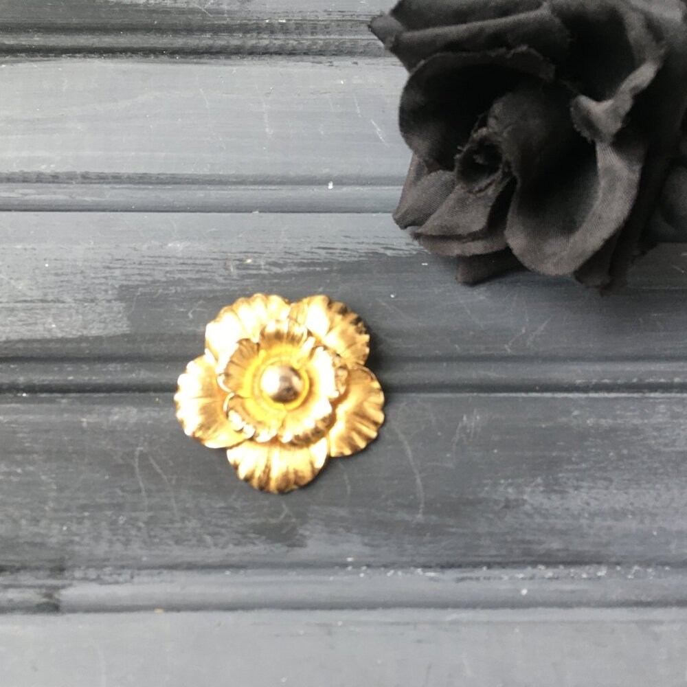 Gold Flower Collar Clip